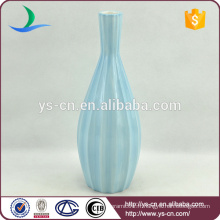 Vases sculptés bleu pâle d&#39;un ancien design chinois